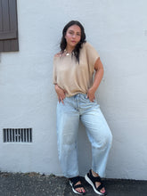 Load image into Gallery viewer, Hidden Light Wash Barrel Jeans
