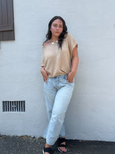 Load image into Gallery viewer, Hidden Light Wash Barrel Jeans
